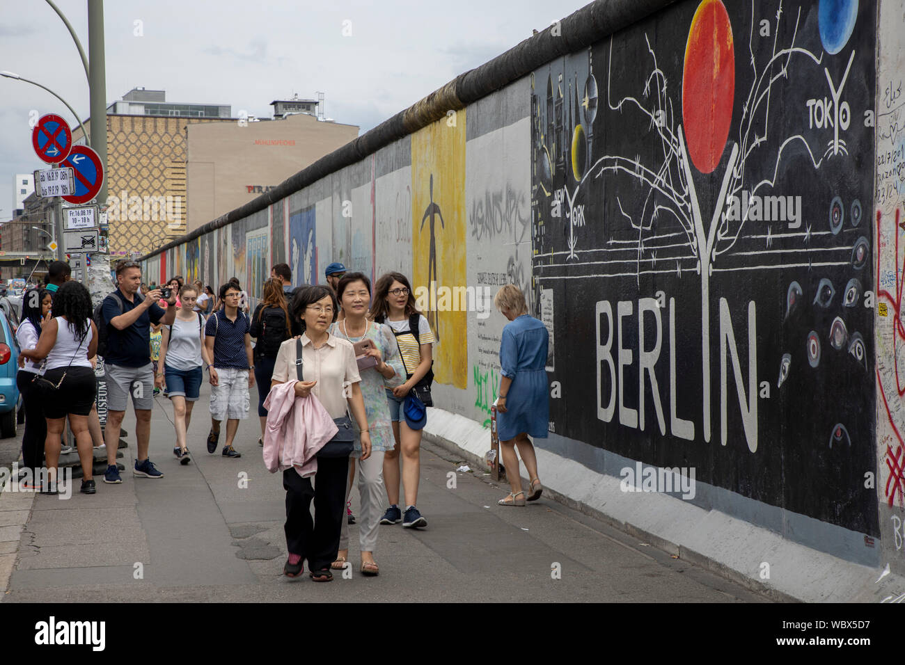 Tourists, the Eastside Gallery, Friedrichshain, Berlin Stock Photo