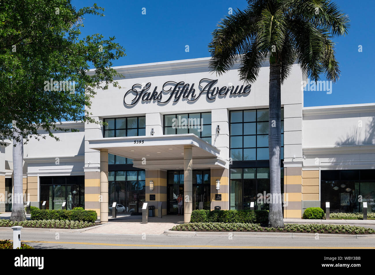 14,228 Saks Fifth Avenue Beverly Hills Stock Photos, High-Res