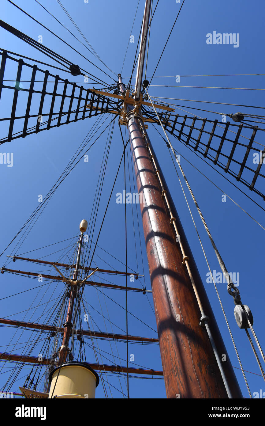 Mast and rigging of the RRS Discovery, the research ship that took Scott and Shackleton to the Antarctic. Stock Photo