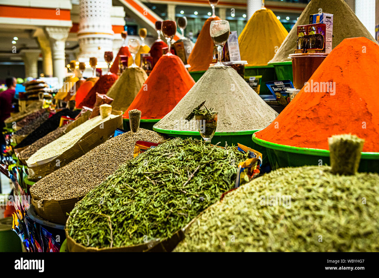 Artfully piled up in the market hall of Dushanbe: Spices such as bell pepper, mustard seeds, paprika, turmeric or - rather hidden in small quantities - Afghan saffron. Colorful spice cones inside Main Market Hall in Dushanbe,  Capital City of Tajikistan Stock Photo
