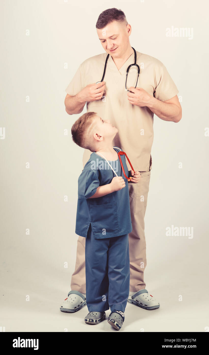 Ребенок на приеме у врача. Доктор с ребенком на руках. Пап врачу. Фотография врача отца и сына. Папы врачи фото и картинки.