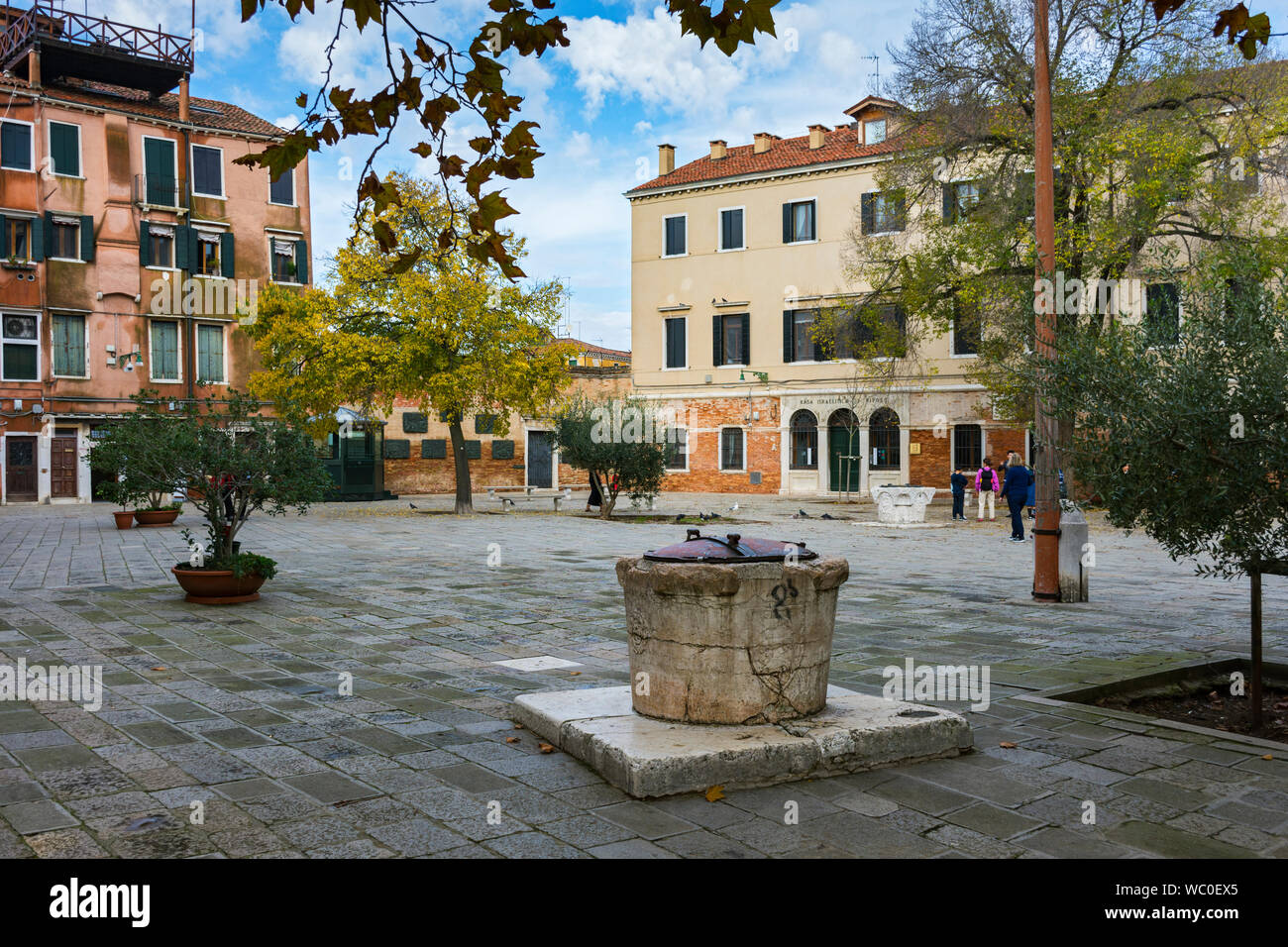 The Campo del Ghetto Nuovo with a well head in the foreground, Venice, Italy Stock Photo