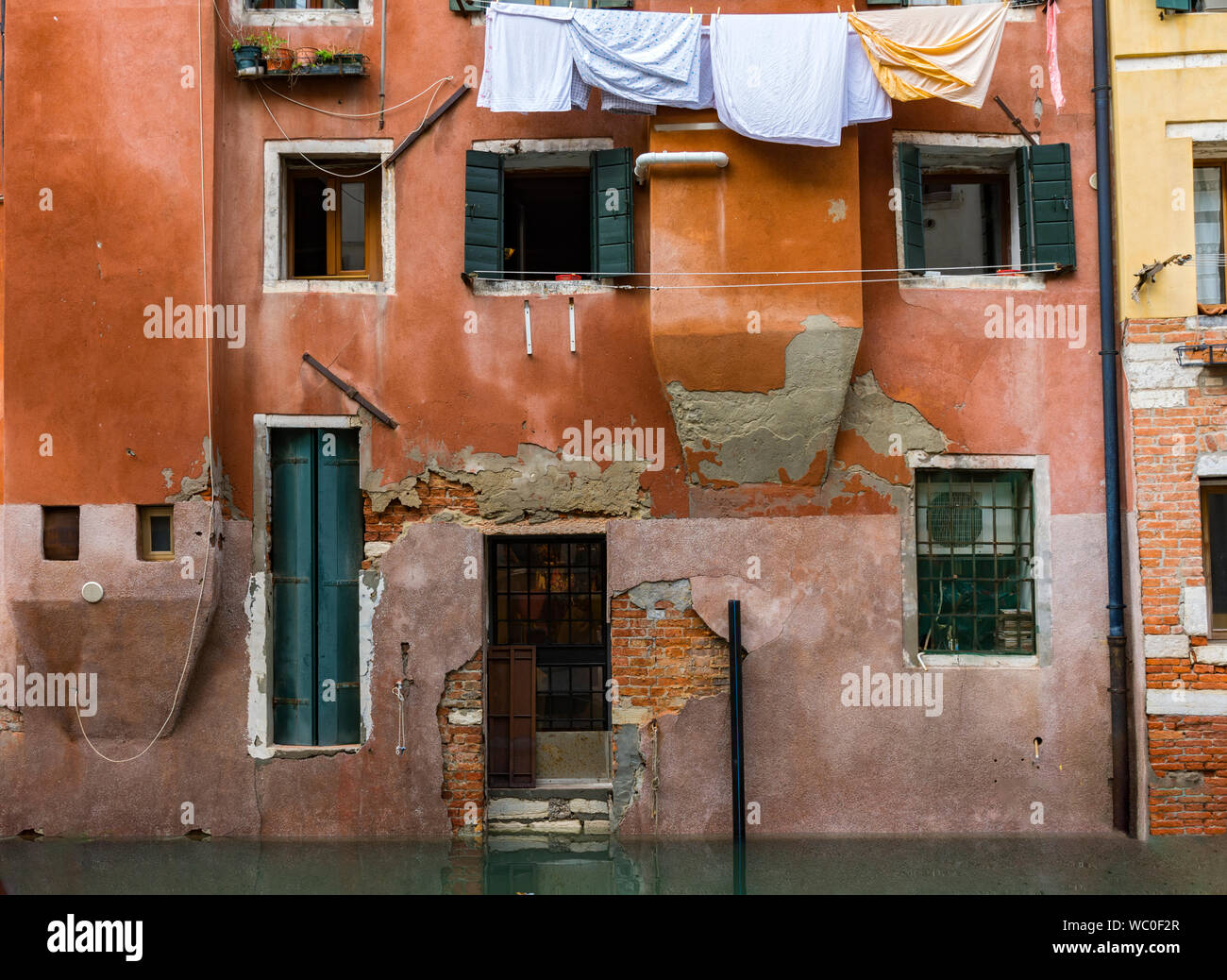 Washing line on a house backing on to the Rio del Ghetto Nuovo canal, from the Fondamenta Ghetto Nuovo, Venice, Italy Stock Photo