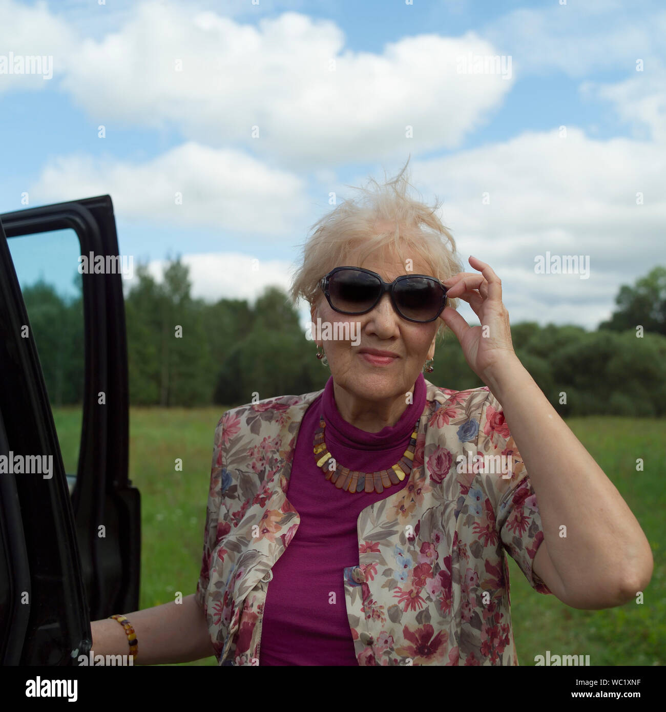 Female adult wearing sunglasses hi-res stock photography and images - Alamy