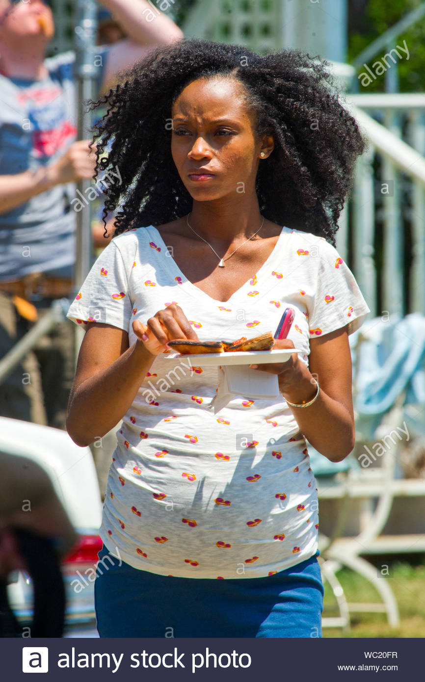 Burbank Ca Yaya Dacosta Shows Off Her Baby Bump On The Set Of