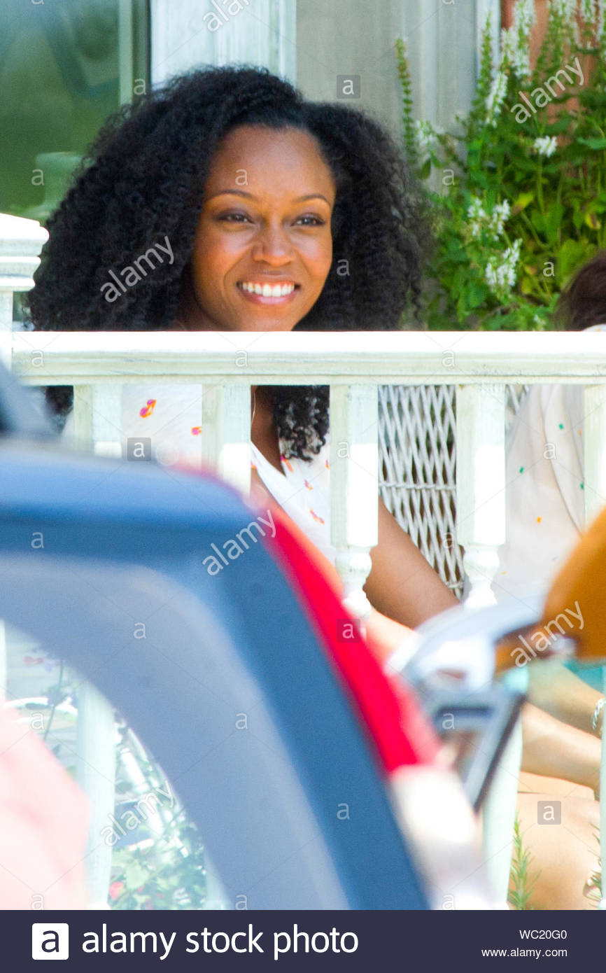 Burbank Ca Yaya Dacosta Shows Off Her Baby Bump On The Set Of