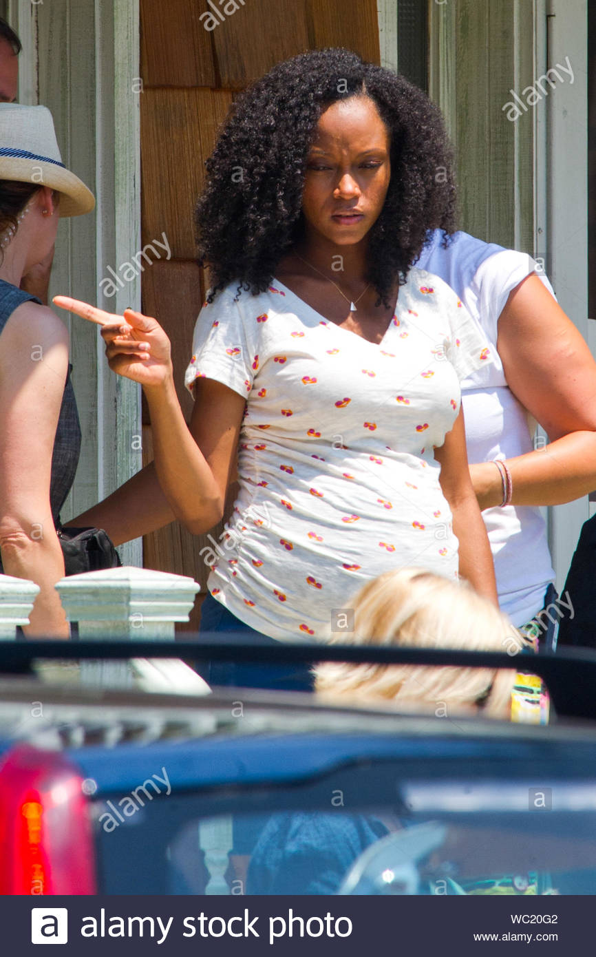 Burbank Ca Yaya Dacosta Shows Off Her Baby Bump On The Set Of