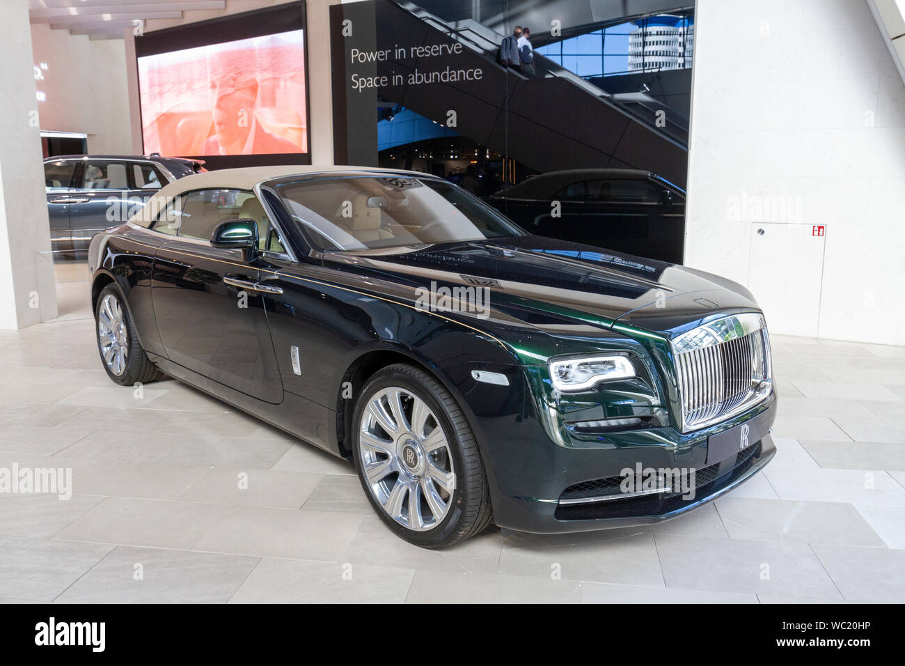 Lạ lẫm với chiếc Rolls  Royce màu xanh cốm  Vatgia Hỏi  Đáp