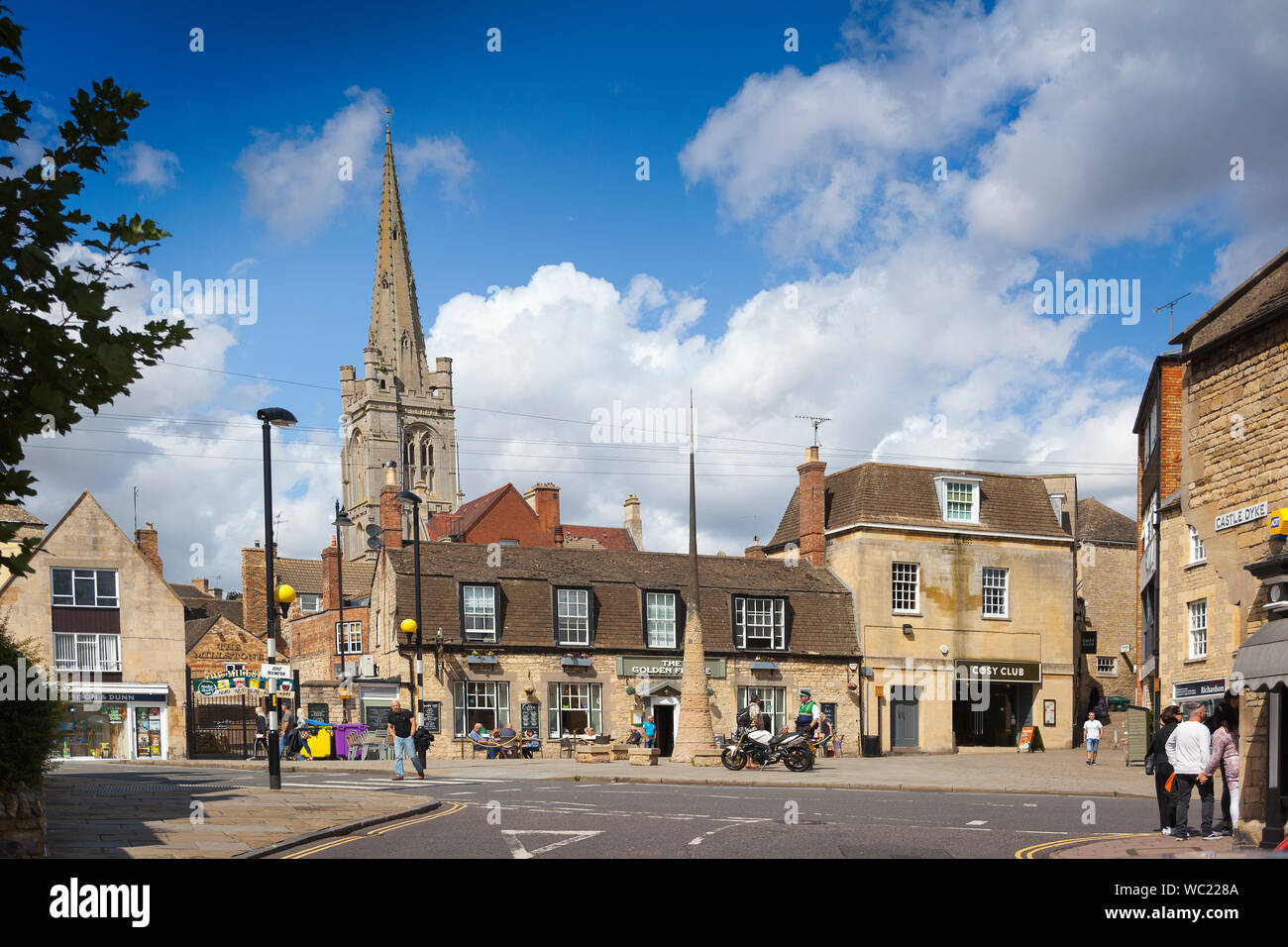 This soaring spire, a modern stylised spike by Artist Wolfgang Butress pays tribute to the original Eleanor Cross in Stamford, Lincs, UK Stock Photo