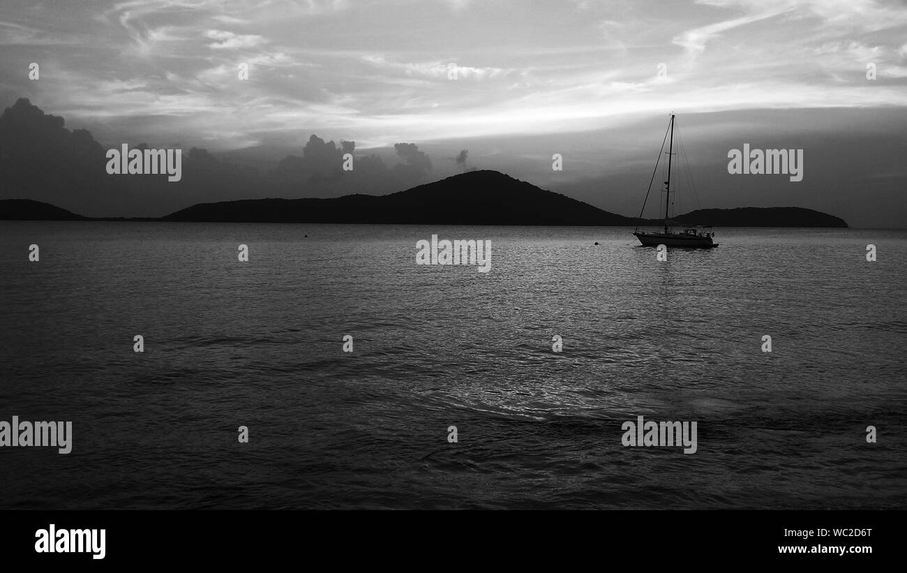 Dusk boat sea hi-res stock photography and images - Alamy