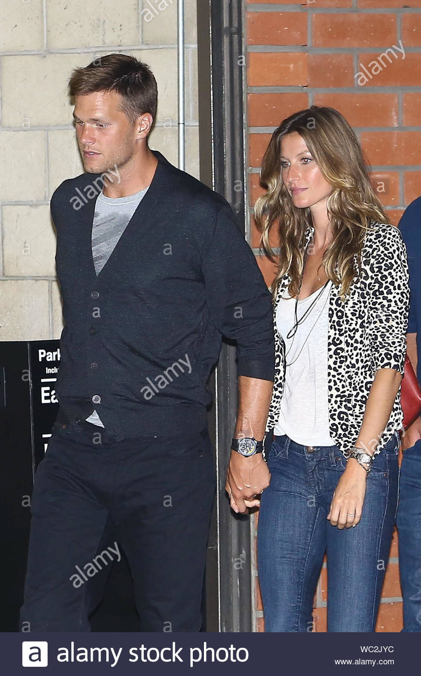 Brentwood, CA - Part 2 - Gisele Bundchen and Tom Brady try to avoid  pictures when out for dinner at Toscana in Brentwood. Gisele looked cute  and casual in blue skinny jeans,