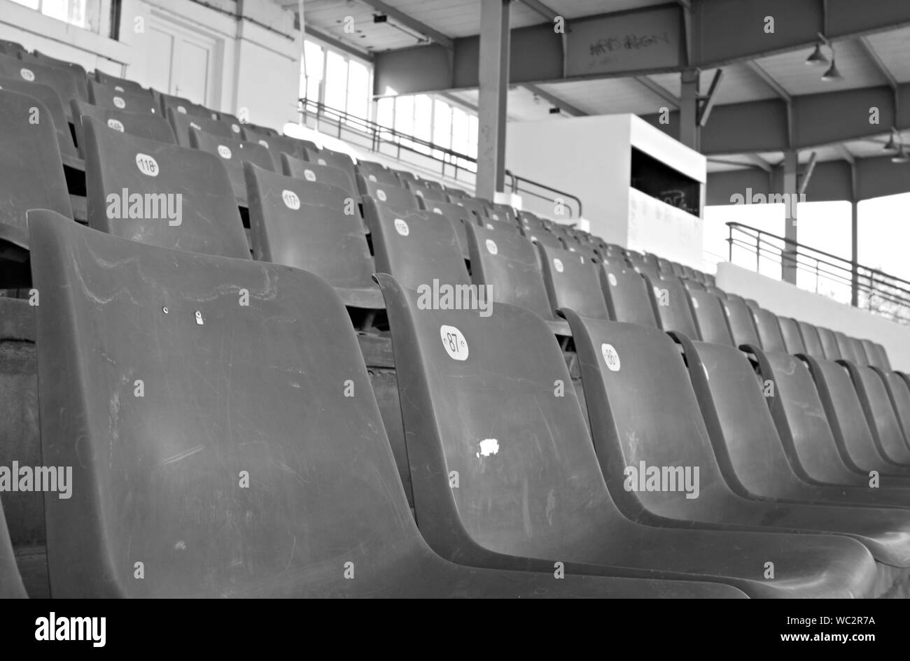 Row of seats stadium hi-res stock photography and images - Alamy