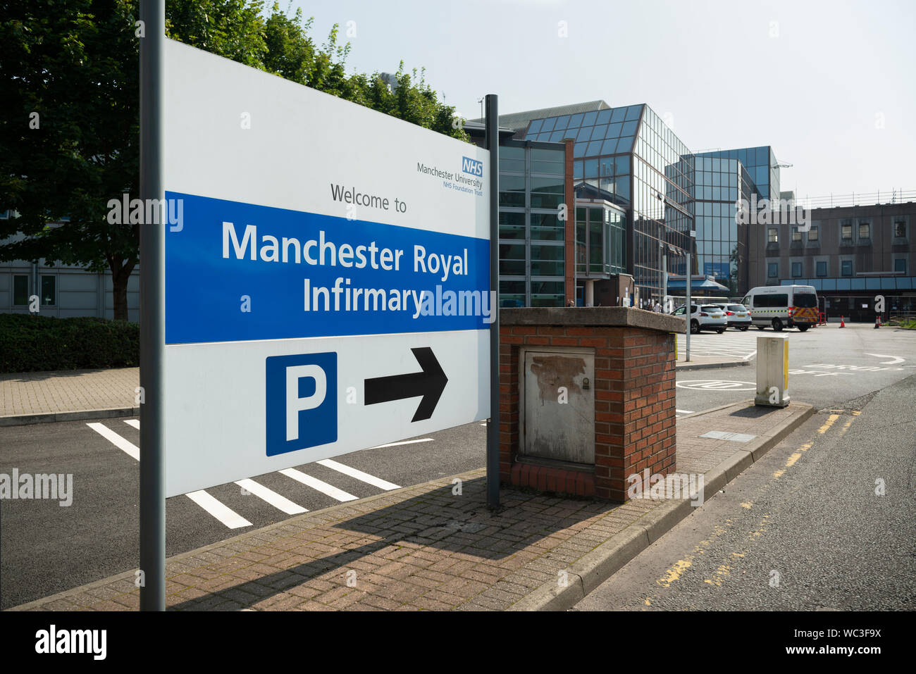 Signage to the entrance of Manchester Royal Infirmary (MRI). Stock Photo