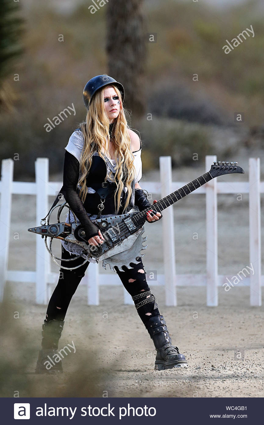 Palmdale Ca Avril Lavigne Shoots Her Music Video Rock N Roll In Palmdale Today Looking Like A True Rockstar With A Guitar With A Saw Blade On It Avril Had Some