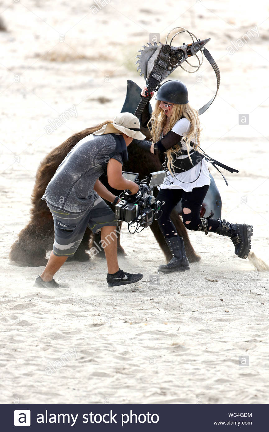 Palmdale Ca Avril Lavigne Shoots Her Music Video Rock N Roll In Palmdale Today Looking Like A True Rockstar With A Guitar With A Saw Blade On It Avril Had Some