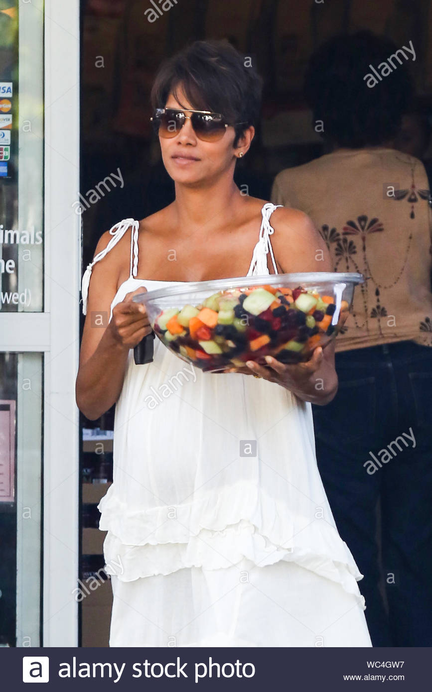 West Hollywood, CA - Pregnant Halle Berry makes her way back to ... West Hollywood, CA - Pregnant Halle Berry makes her way back to ...