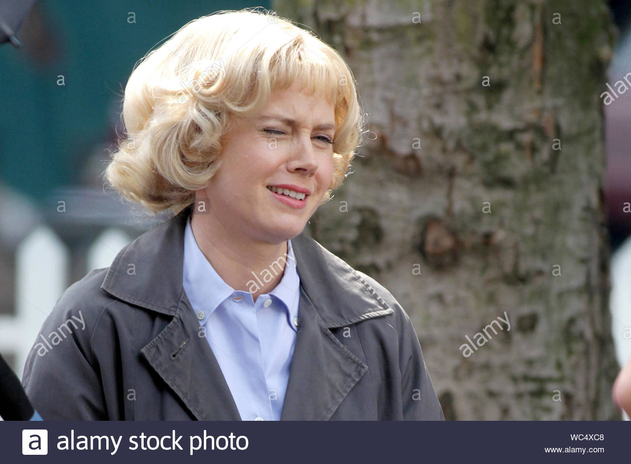Vancouver Bc Amy Adams Gets Into Character Wearing A Short