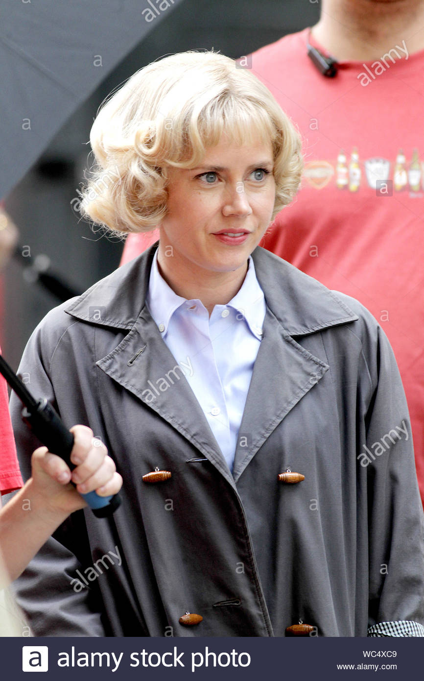 Vancouver Bc Amy Adams Gets Into Character Wearing A Short