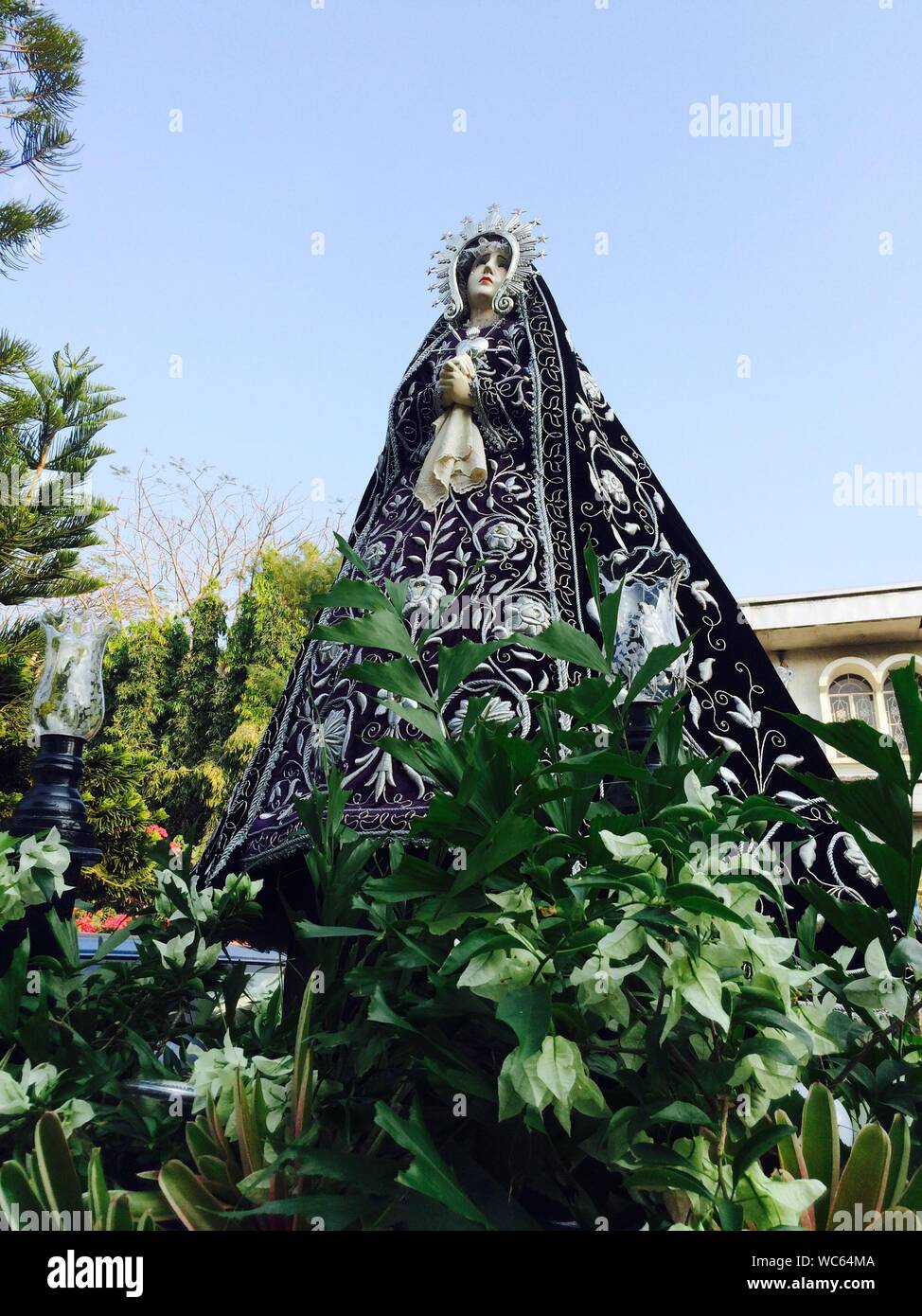 Statue outside church hi-res stock photography and images - Alamy