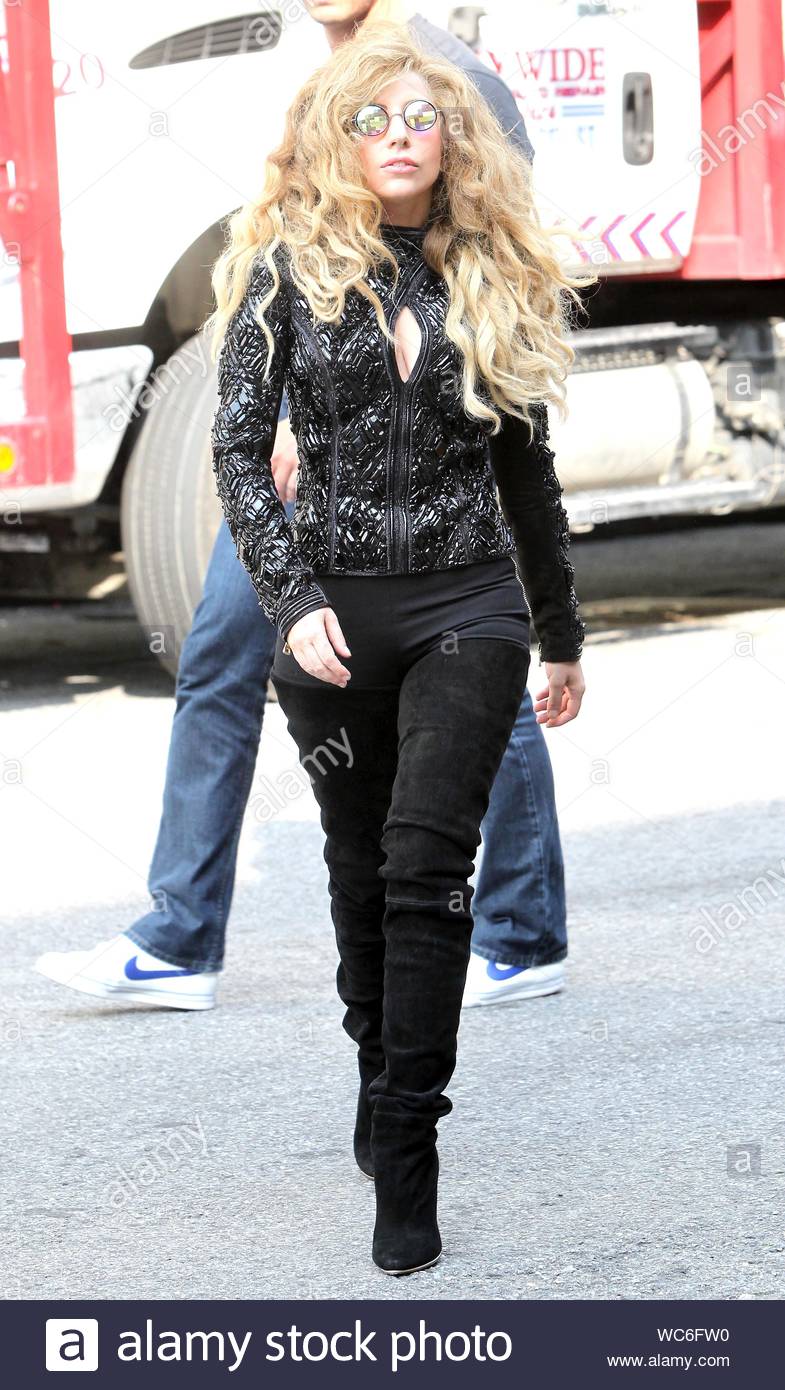 New York Ny Lady Gaga Steps Out Of Her New York Hotel With Big