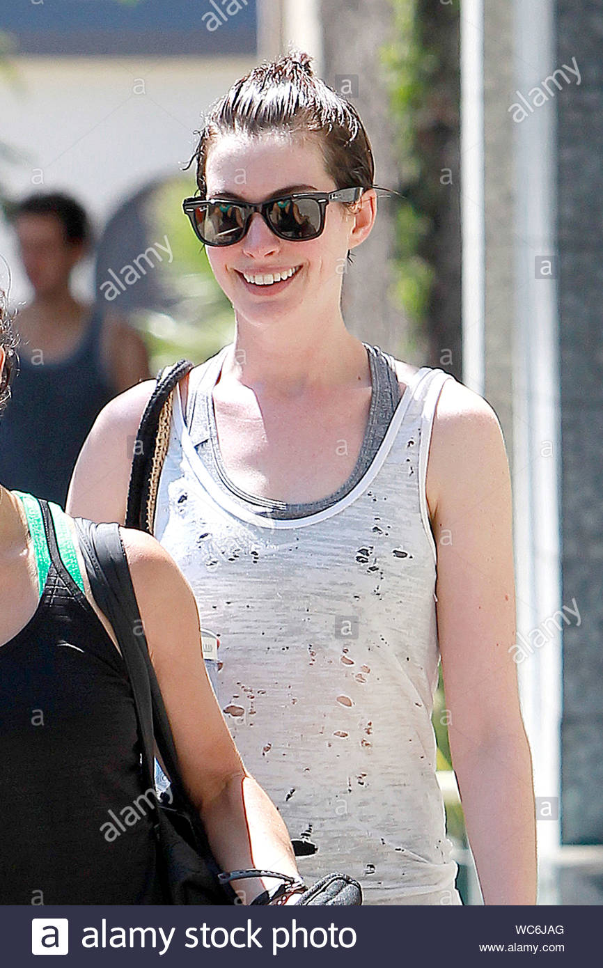 Hollywood Ca After Her Workout Anne Hathaway Leaves The Gym