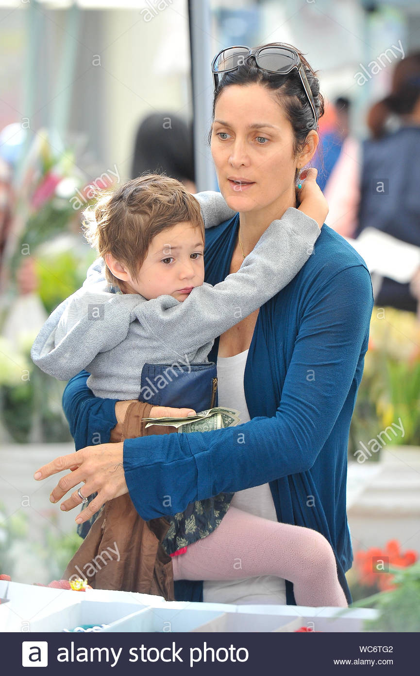 Carrie Anne Moss And Frances Beatrice Roy Stock Photos & Carrie Anne