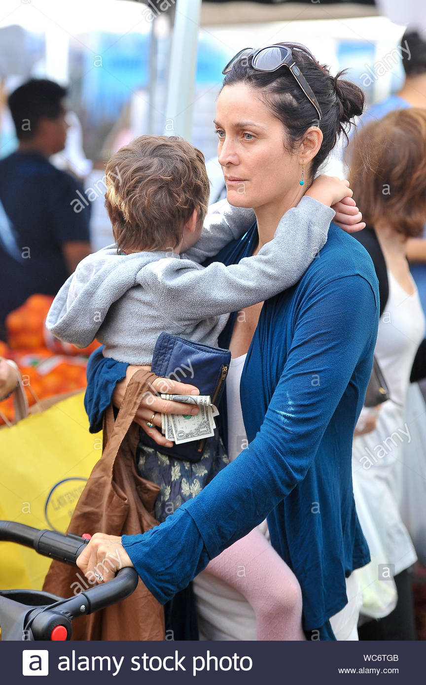 Carrie Anne Moss And Frances Beatrice Roy Stock Photos & Carrie Anne