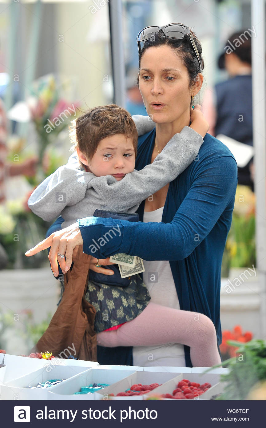 Carrie Anne Moss And Frances Beatrice Roy Stock Photos & Carrie Anne