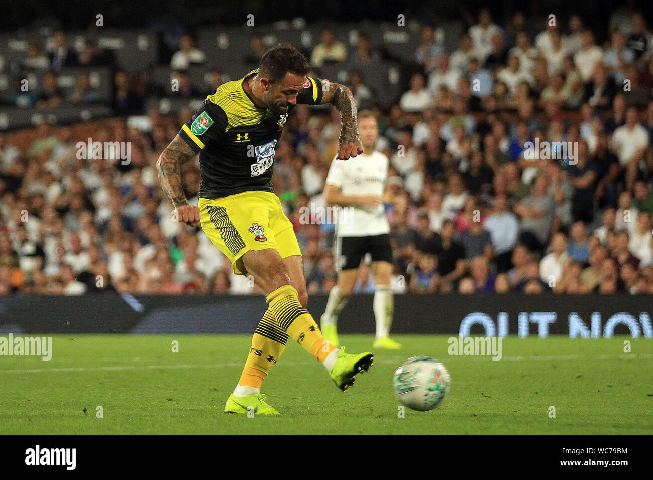 London, UK. 27th Aug, 2019. Danny Ings of Southampton takes a shot at goal. Carabao cup 2nd round, EFL cup, Fulham v Southampton at Craven Cottage in London on Tuesday 27th August 2019. this image may only be used for Editorial purposes. Editorial use only, license required for commercial use. No use in betting, games or a single club/league/player publications . pic by Steffan Bowen/Andrew Orchard sports photography/Alamy Live news Credit: Andrew Orchard sports photography/Alamy Live News Stock Photo