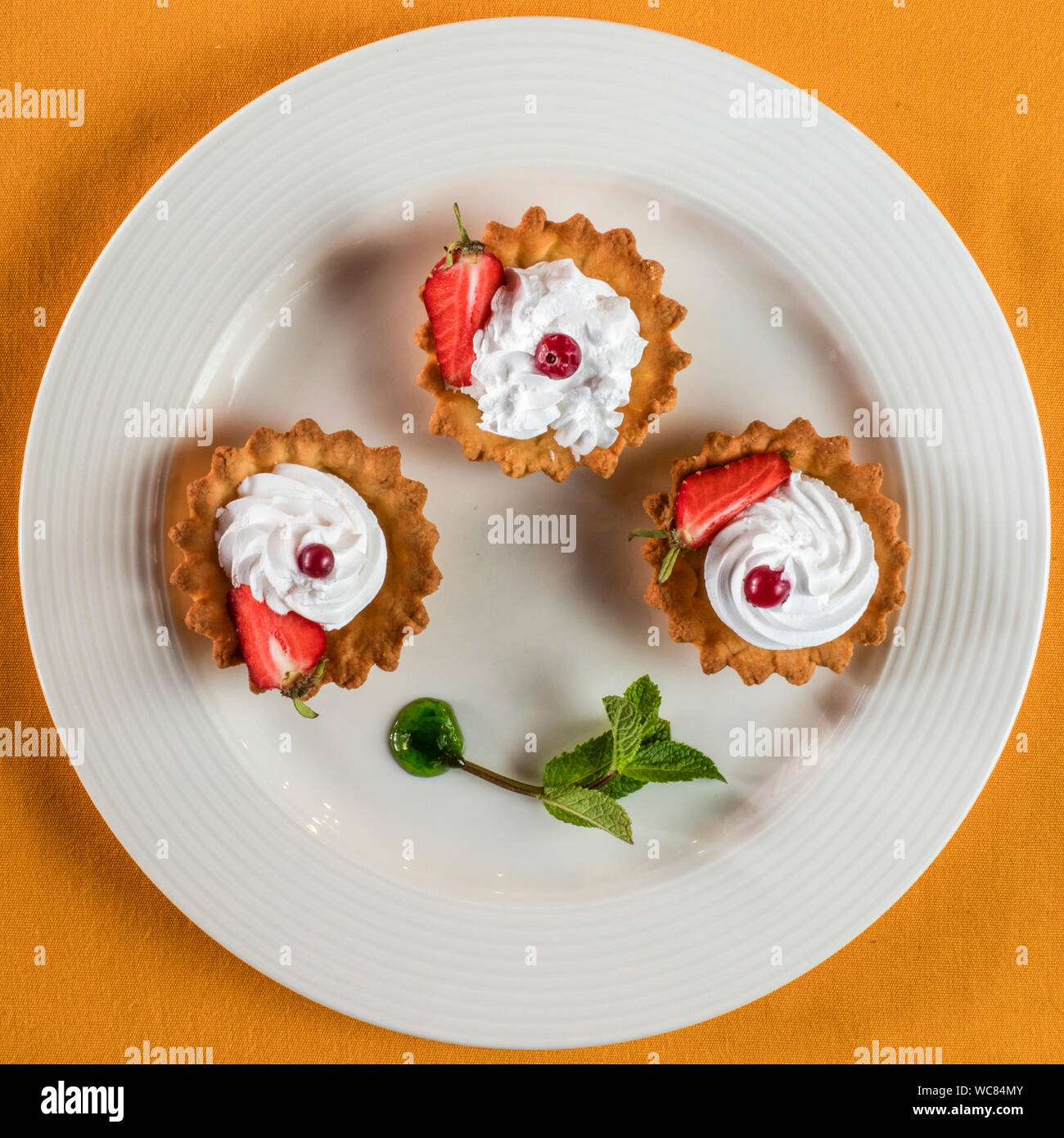 Strawberry shortcake plate hi-res stock photography and images - Alamy