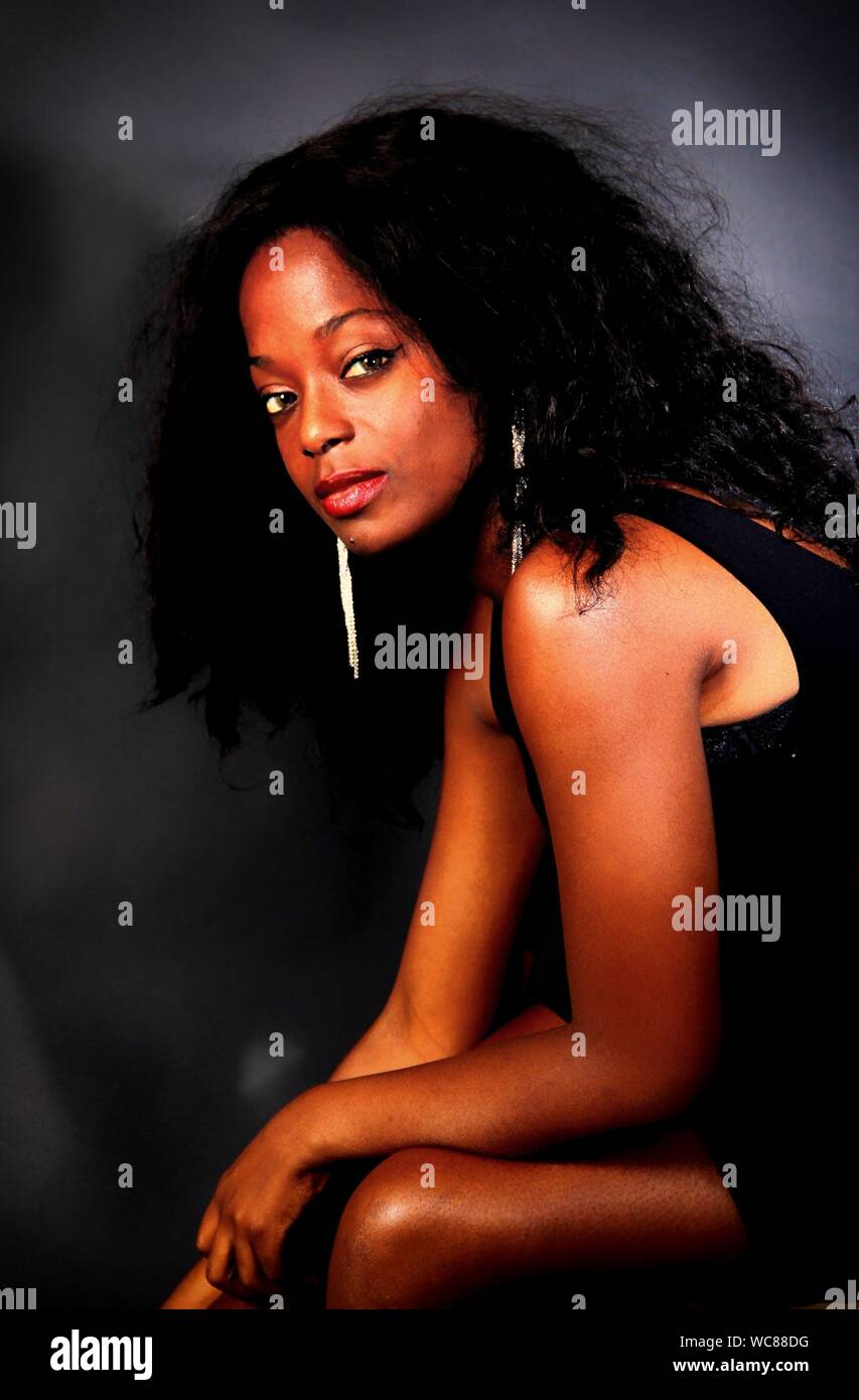 Black hair woman portrait hi-res stock photography and images - Alamy