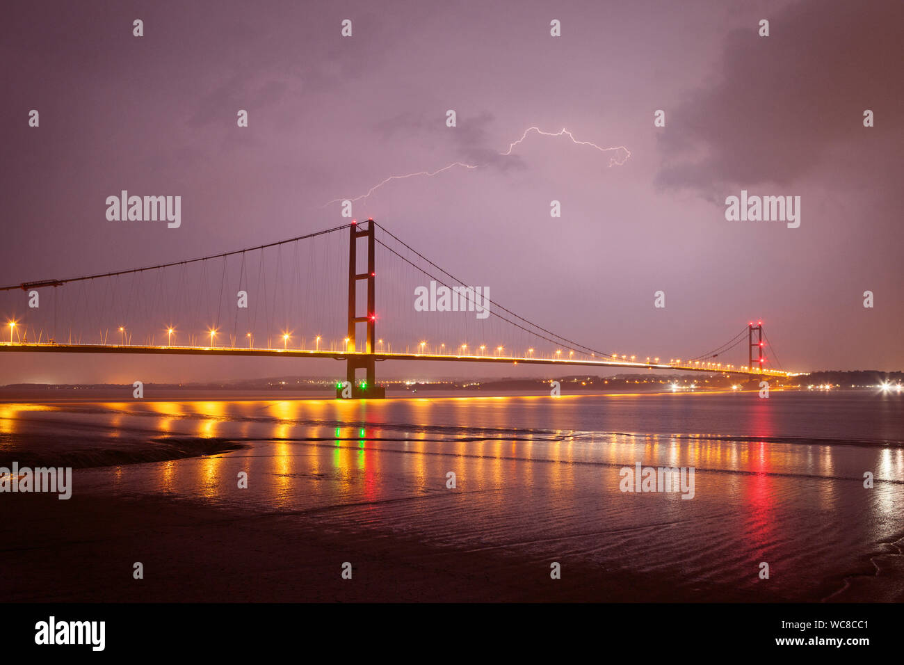 Barton-upon-Humber, North Lincolnshire, UK. 27th Aug, 2019. UK Weather: Lightning above the Humber Bridge during a storm following another day of high temperatures. Barton-upon-Humber, North Lincolnshire, UK. 27th August 2019. Credit: LEE BEEL/Alamy Live News Stock Photo