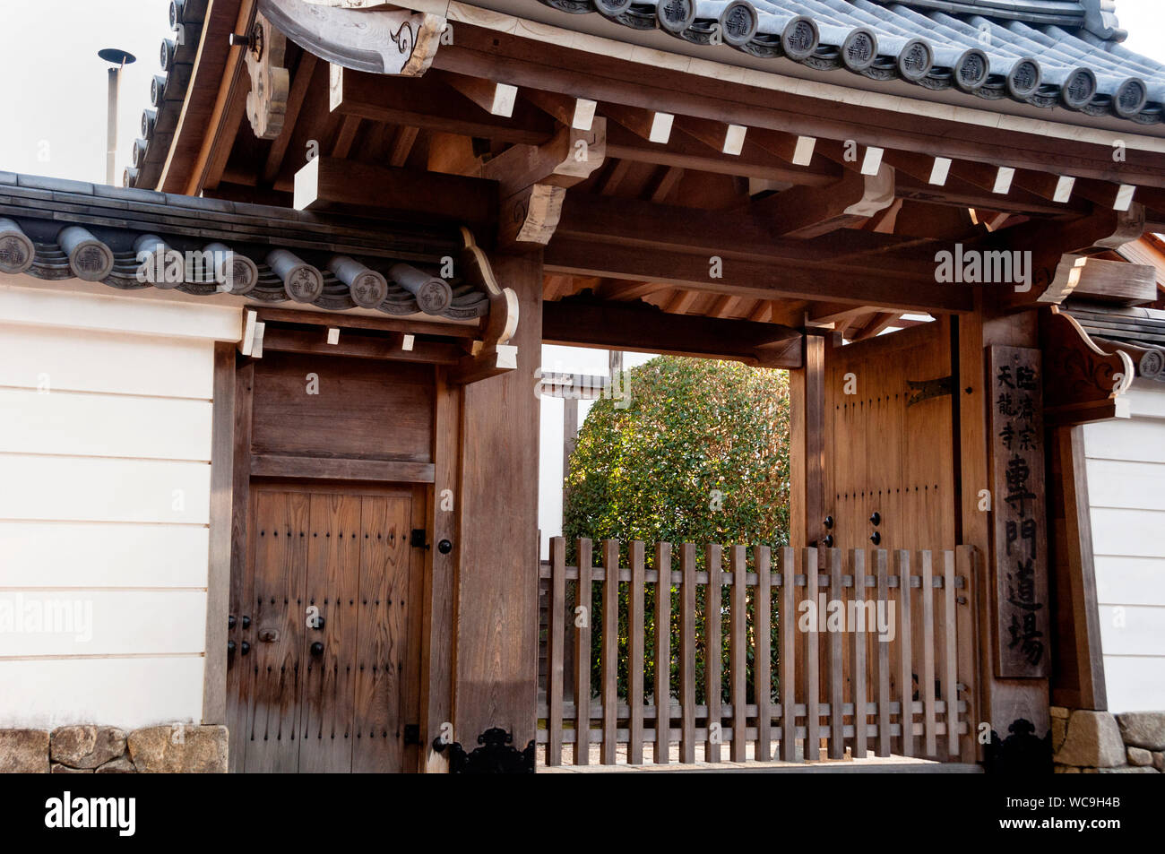 和風 門 扉 移築 お寺 販売します Japanese gate wooden door