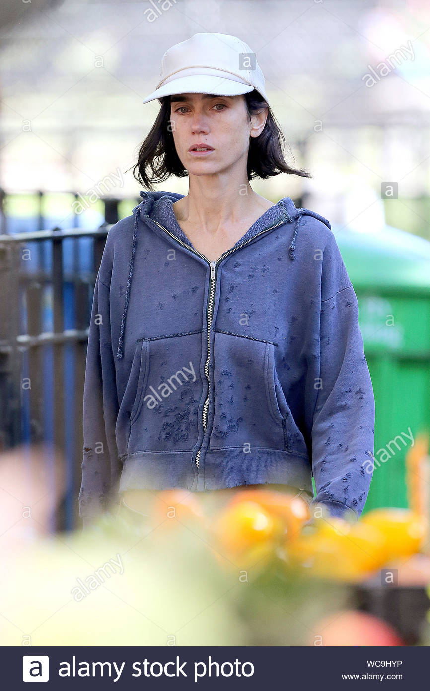 New York Ny Jennifer Connelly Makes A Run For It On The Set Of