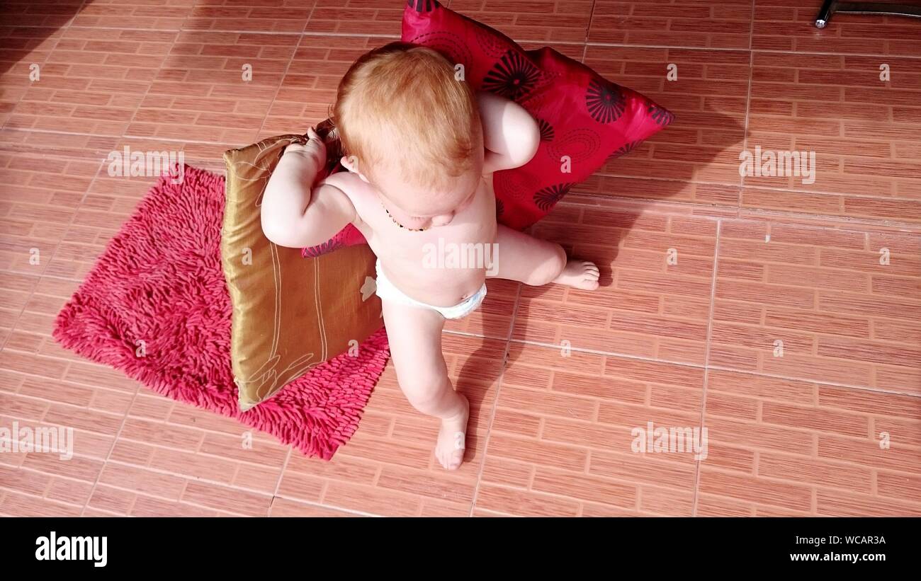 Girl holding pillow hires stock photography and images Alamy