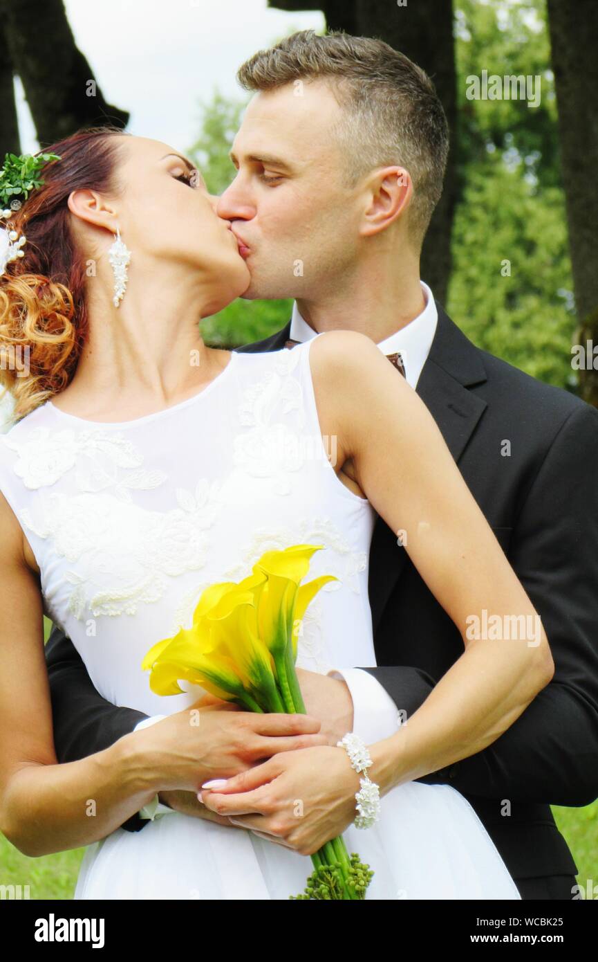 Couple kissing with flowers hires stock photography and images Alamy