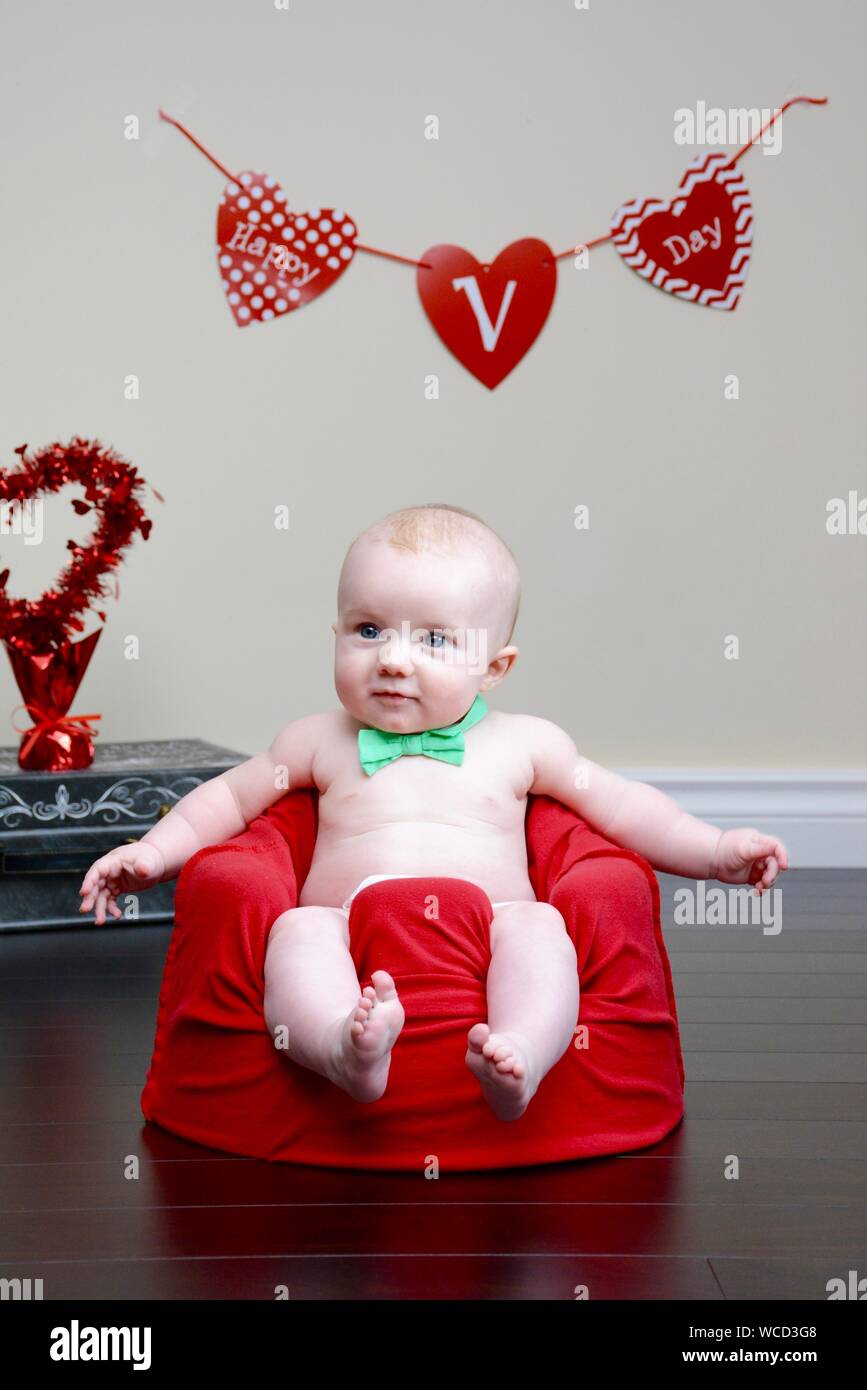 Baby floor seat hires stock photography and images Alamy