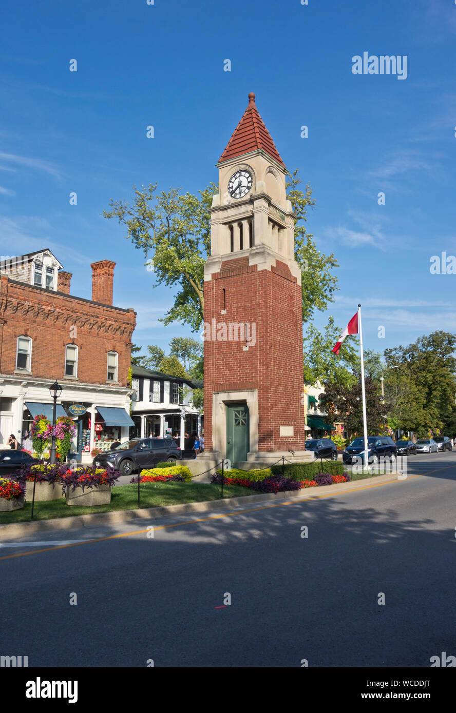 Memorial Clock Tower in Niagara-On-The-Lake, Ontario, Canada.  Queen street with shops and restaurants in Niagara, On the Lake, ON. Stock Photo
