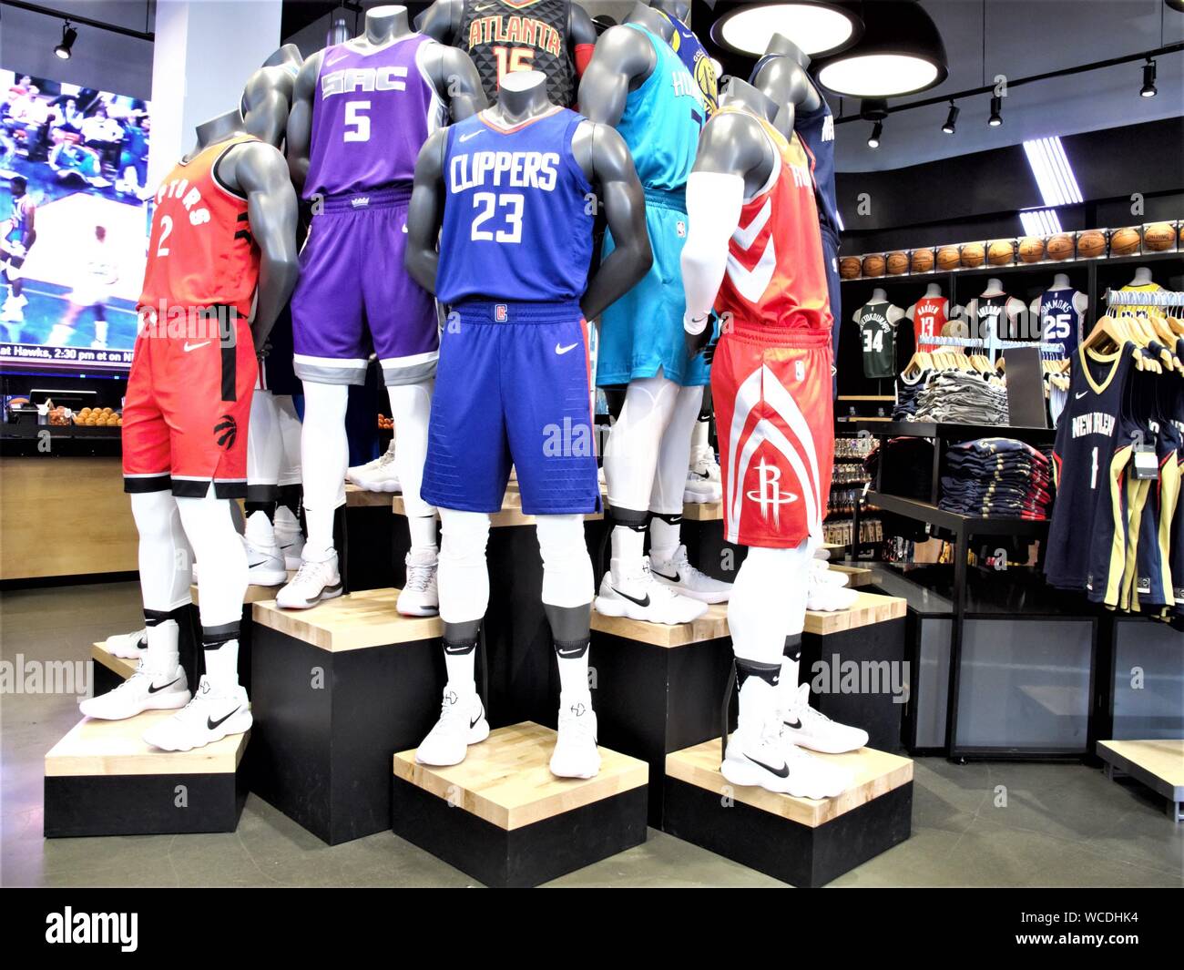 MANNEQUINS WITH COLORFUL CLOTHES INSIDE NBA STORE IN MANHATTAN NEW YORK  CITY Stock Photo - Alamy