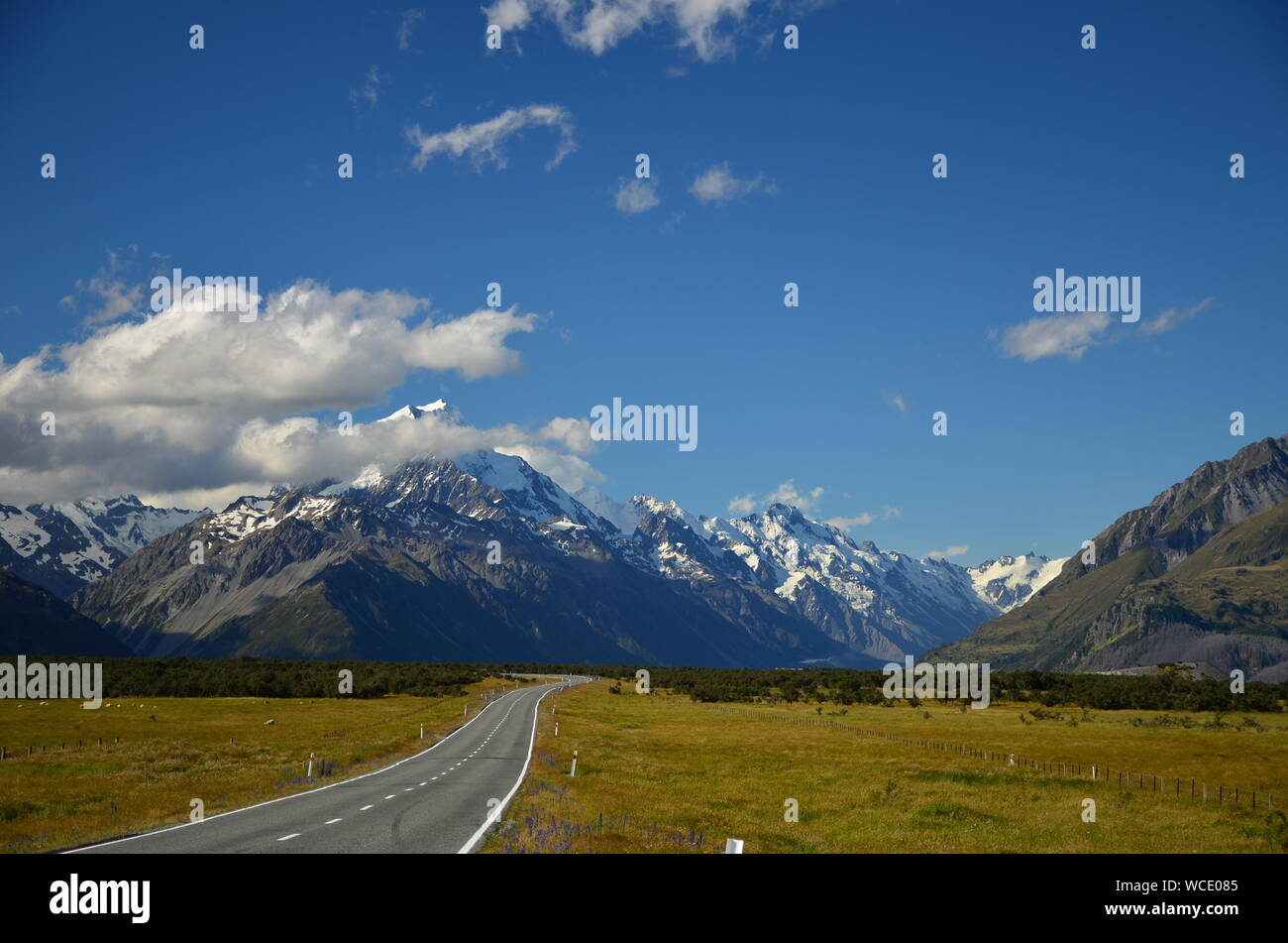 Scenic road to Mount Cook, New Zealand Stock Photo
