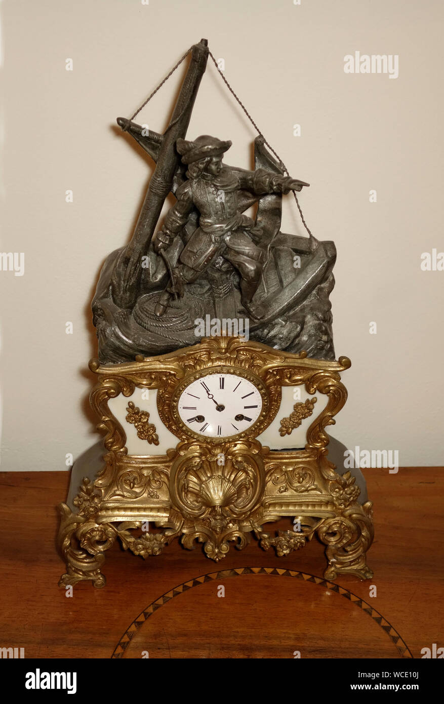 Mantel clock frame hi-res stock photography and images - Alamy
