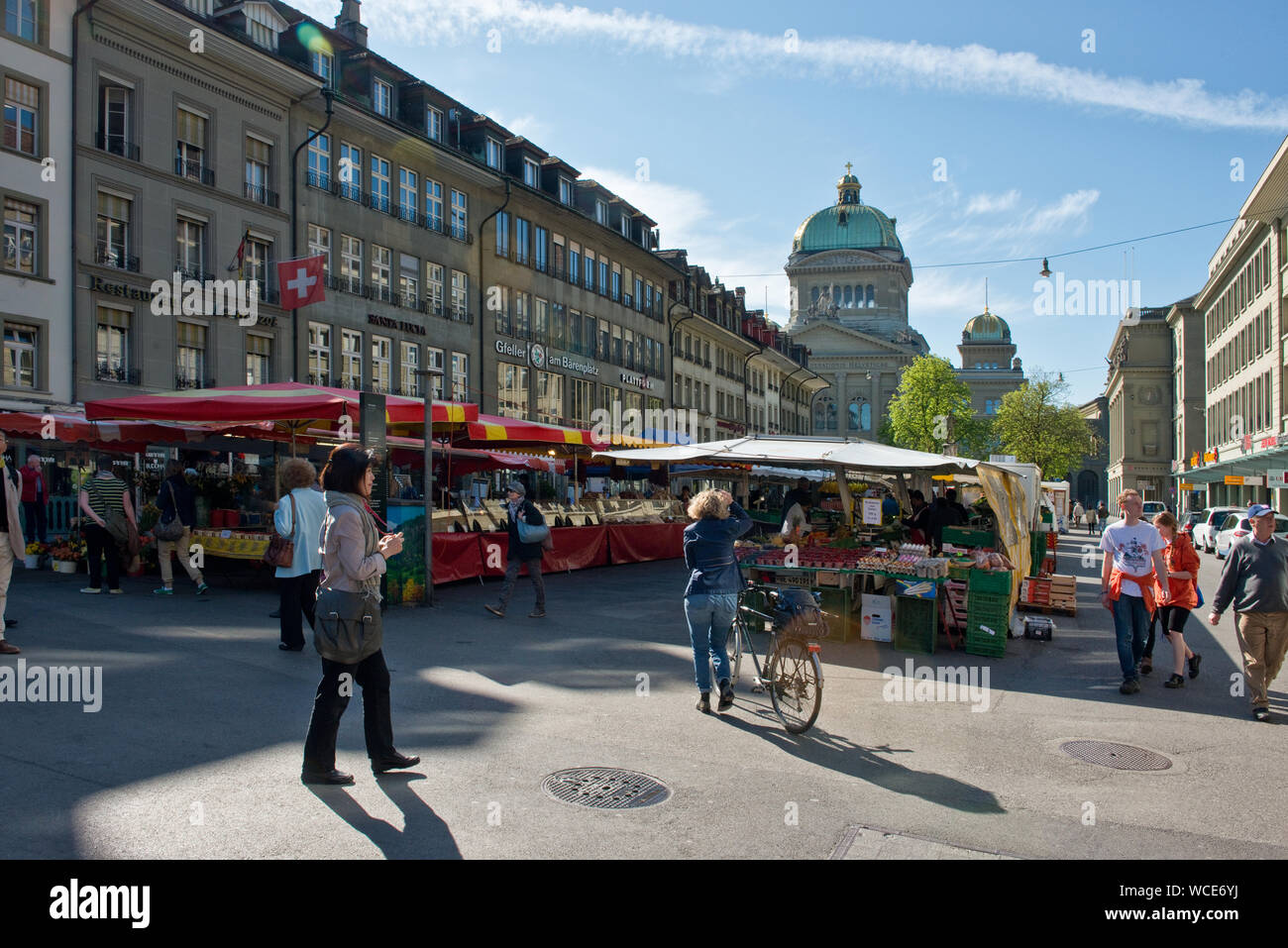Market in the Barenplatz. Parliament Building (Bundeshaus) in the background. Bern, Switzerland Stock Photo