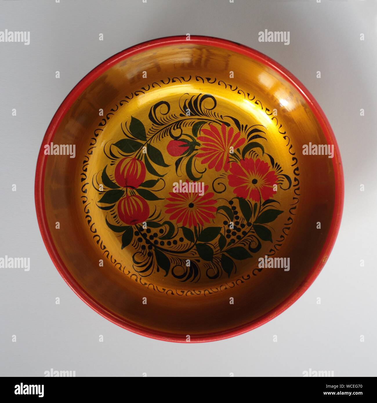 Holzschale mit Chochloma-Malerei (traditionelle russische Volkskunst) -  Khokhloma bowl of a soviet khokhloma factory Stock Photo
