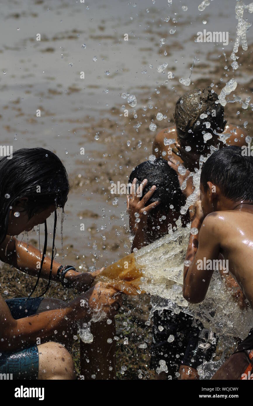 Children splashing hi-res stock photography and images - Alamy