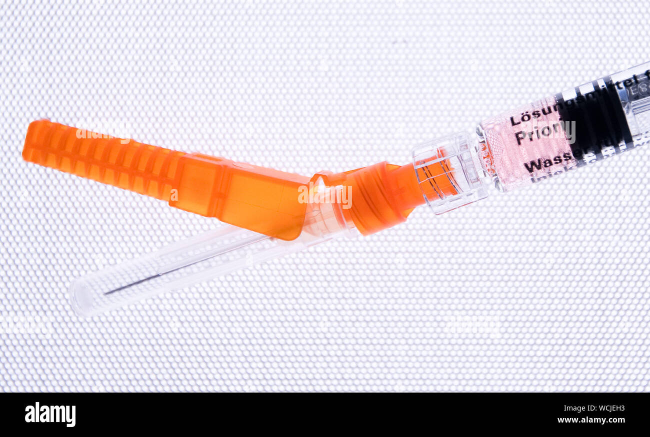 28 August 2019, Lower Saxony, Hanover: A syringe containing the vaccine Priorix (live virus vaccine against measles, mumps and rubella) is available in a paediatric practice. The federal cabinet has passed a law for compulsory measles vaccination. From March 2020, parents must prove that their children have been vaccinated before being admitted to a nursery or school. The compulsory vaccination also applies to certain adults, Photo: Julian Stratenschulte/dpa Stock Photo