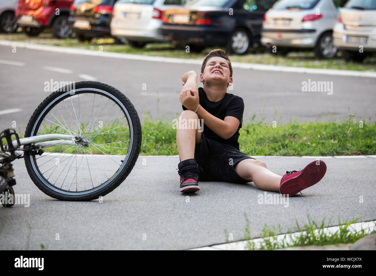 Child falling off bike hires stock photography and images Alamy