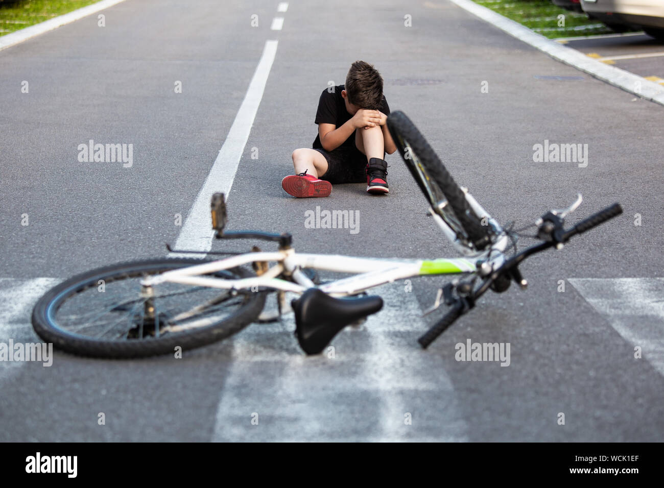 Teenage boy There is a knee injury, as the bike falls while riding. Kid