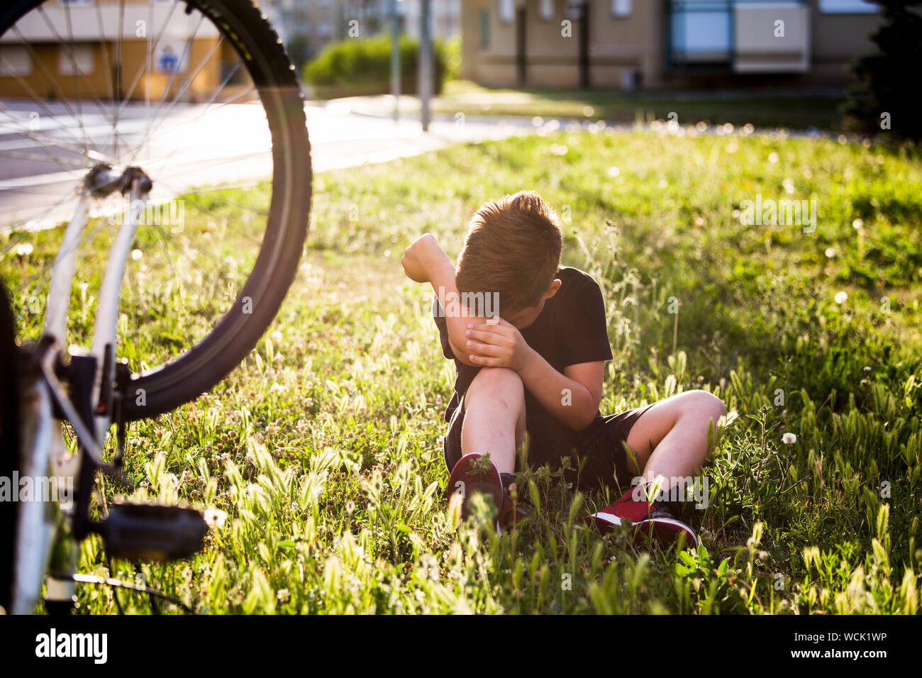 Child falling off bike hi-res stock photography and images - Alamy