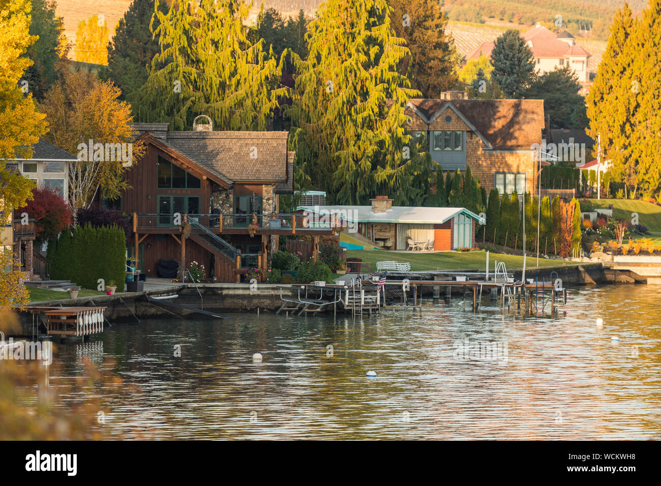 Houses and jetties on the shores of Chelan Lake Stock Photo Alamy
