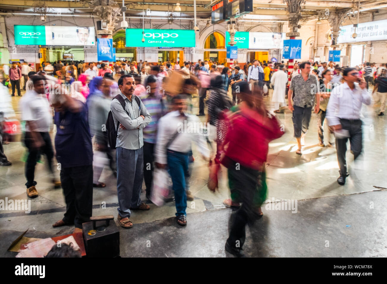 Commuters / rail passengers in Mumbai's main station ( Chhatrapati Shivaji Terminus, CST ), India Stock Photo